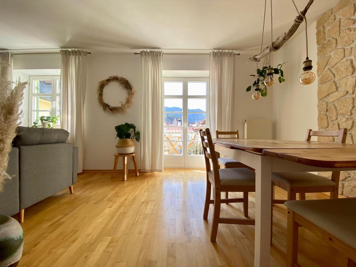 Butler Boho Boutique Netflix Apartment *